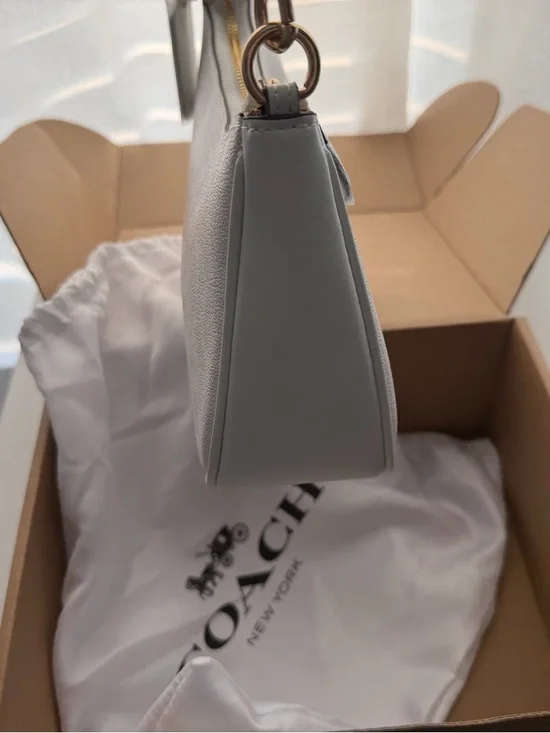 Coach Teri White Shoulder Bag with Gold Chain - Picture 4 of 5